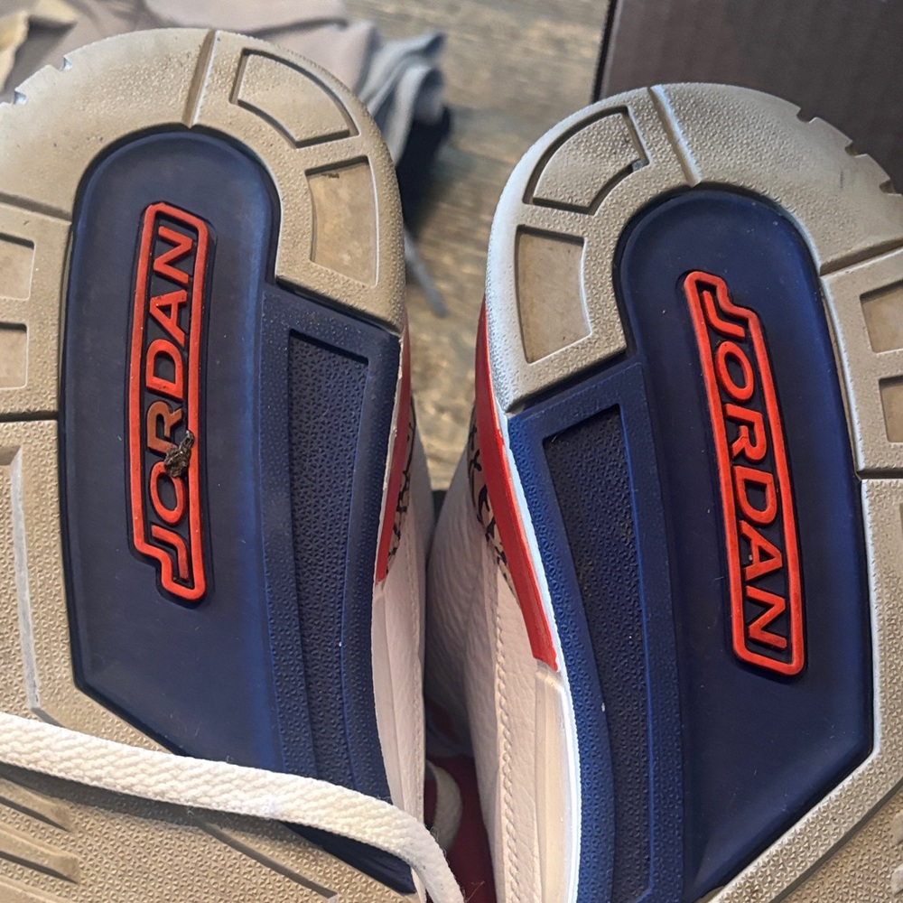 Air Jordan Retro 3 "Knicks" edition with orange and blue colorway - Picture 8 of 9